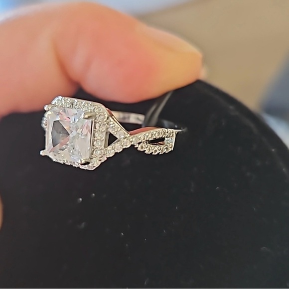 Dazzling Silver Diamond Ring - Picture 2 of 2